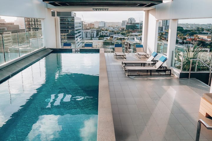 Stylish Apartment W/ Pool & Gym - Brisbane