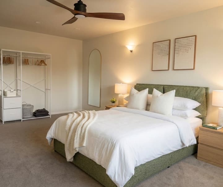 Quintin's Bedroom: Sunny Upper Floor Stay - Denton, TX