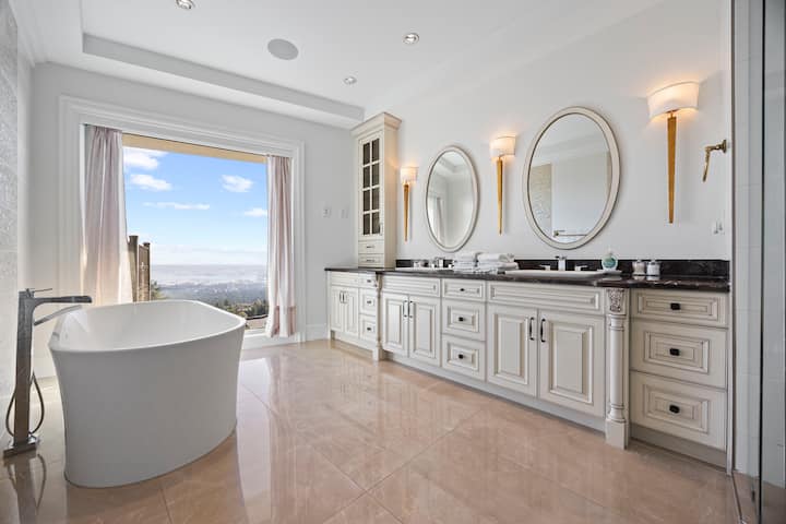 Vancouver Grand Retreat | Panoramic Views W/ Pool - North Vancouver