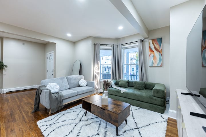 Cozy, Spacious Home Near Downtown Boston - Dedham, MA