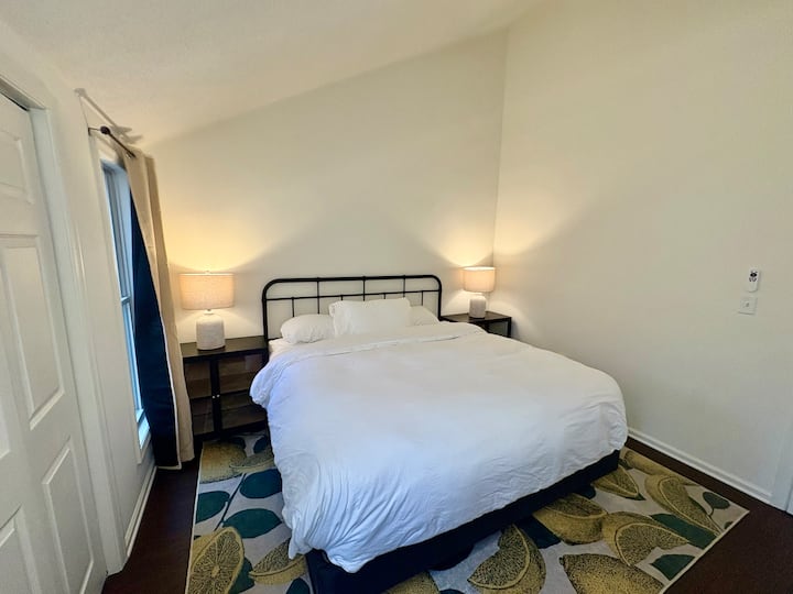 เตียงคิงไซส์สีดำ
ผ้าม่านด้านนอก