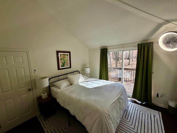 เตียงควีนไซส์พร้อมผ้าม่านบังแสง 