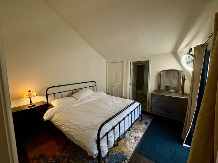 ห้องนอนหลักพร้อมเตียงคิงไซส์และผ้าม่านบังแสง ห้องน้ำในตัว 