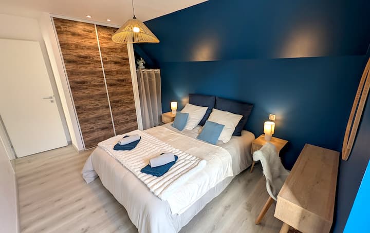 Cama de 160x200. También hay disponible una cuna de viaje con colchón en el armario.