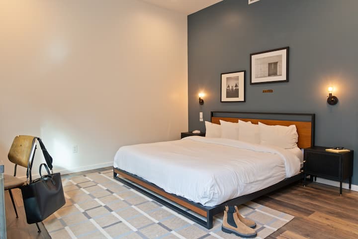 Sosuite | King Suite W Seating Area - Philadelphia, PA