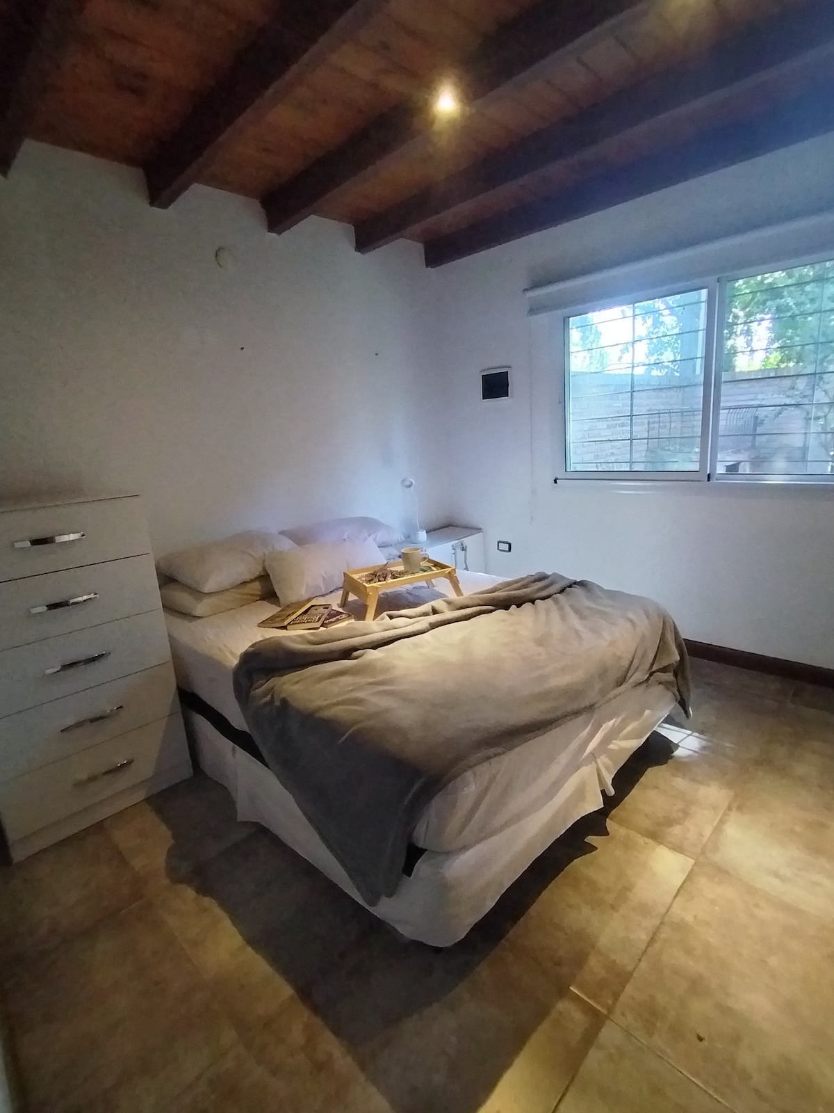 מיטה זוגית בחדר בקומת הקרקע ללא צורך בשימוש במדרגות 