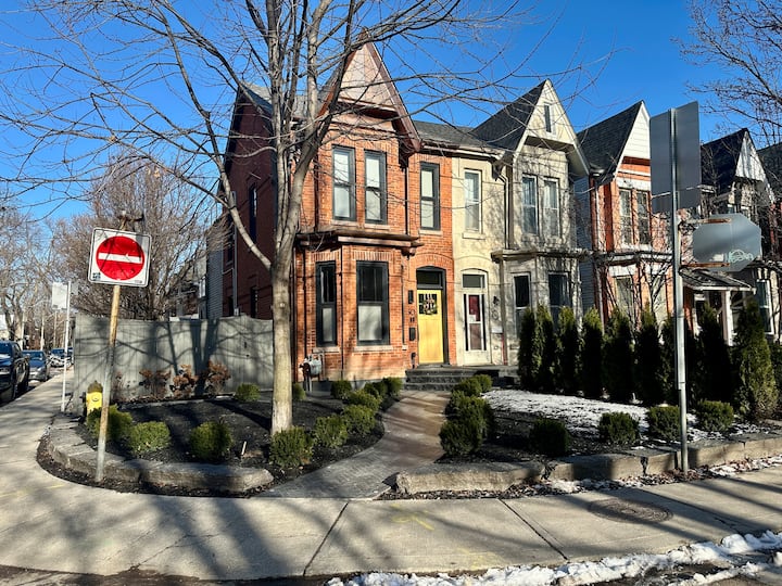 Large 2-bedroom 2-washroom Upstairs Apartment - Toronto