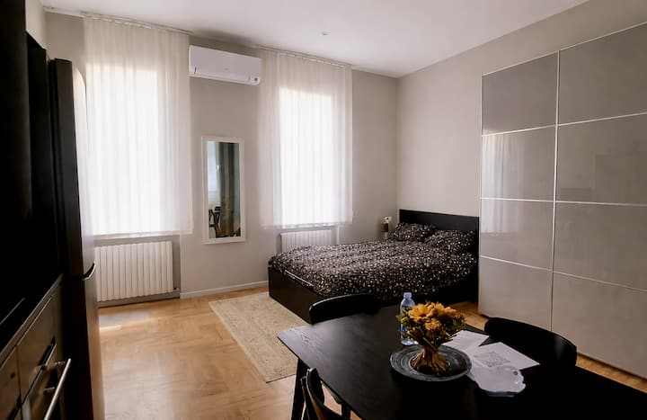 Central, Comfortable, Quiet Studio Apartment - Bologna