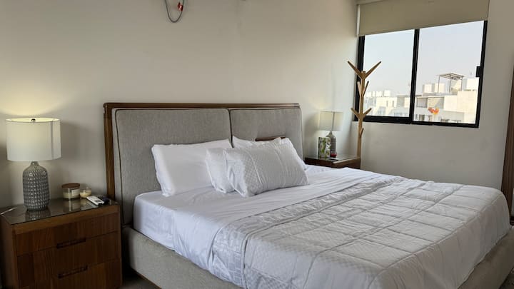 Descanso Garantizado: Habitación principal con cama King y baño propio.