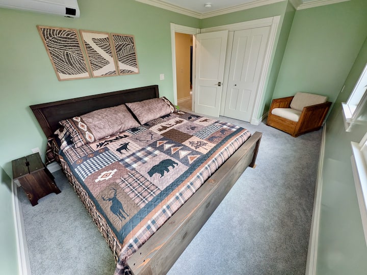 Chumba cha kulala chenye mwanga mzuri chenye kitanda cha ukubwa wa king, nafasi kubwa ya kabati na kina sehemu ya kusomea. 