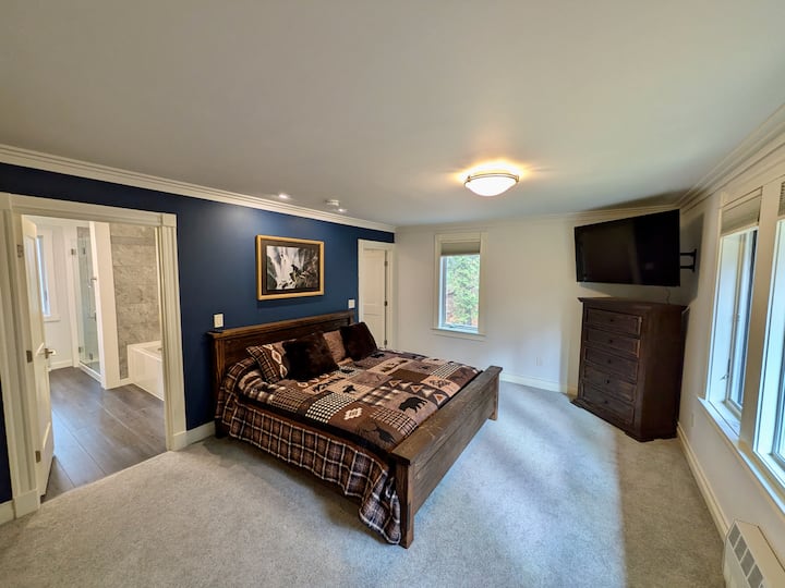 Chumba kikuu chenye nafasi kubwa, chenye chumba cha karibu kinacholala wageni 2 wa ziada na bafu la kifahari la kujitegemea lenye bomba kubwa la mvua na beseni la kuogea.  