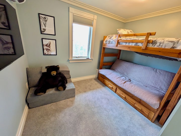 Chumba cha kulala cha tatu kinatumika kama sehemu ya vyombo vya habari kwa ajili ya usiku wa filamu na chumba cha kulala 4.  

Kitanda cha juu cha mtu mmoja, godoro la ukubwa kamili la kitanda cha chini na kiti cha mapumziko kinachokunjika. 
