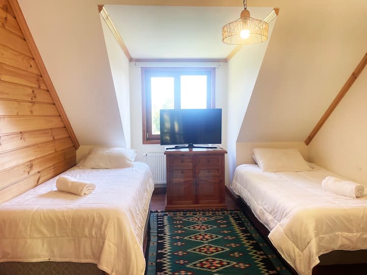 Ubicada en el segundo piso, es una salita con 3 camas ( 1 cama y otra cama nido)  y televisión