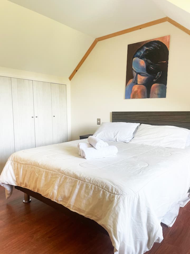 Pieza Matrimonial con cama king, closet y baño privado ubicada en el segundo piso.