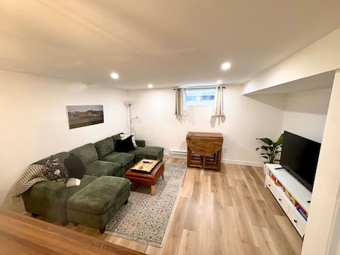 Top Airbnb: Bright & Cozy suite featuring 3 comfy QUEEN beds in Nutana Sector