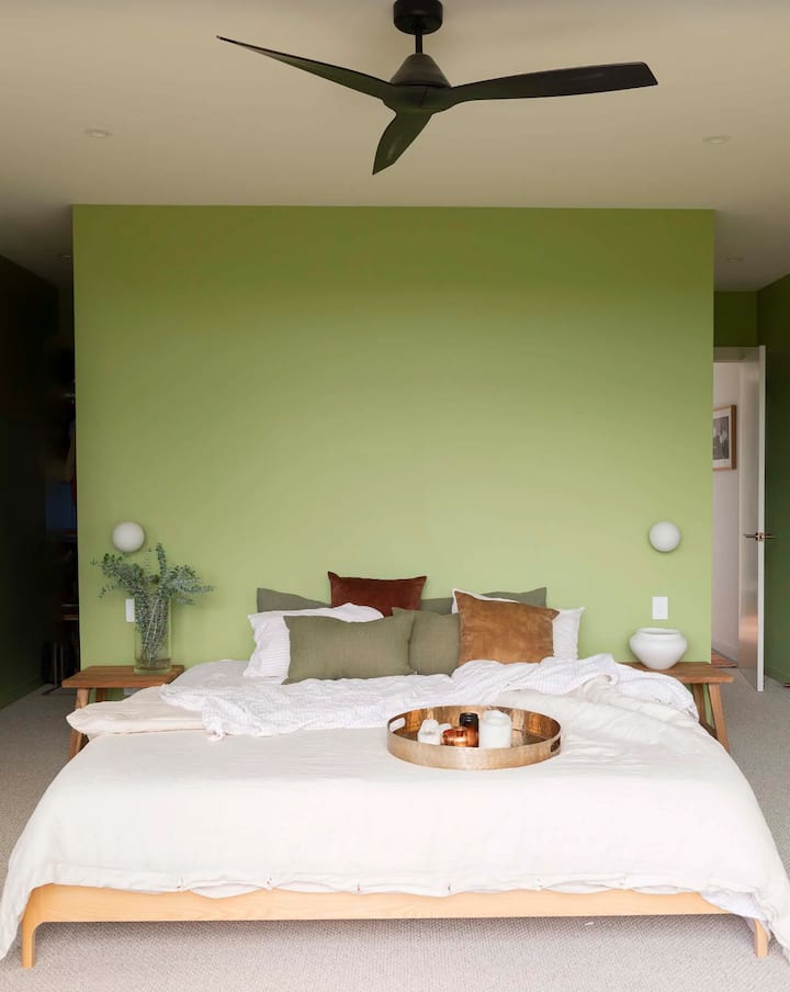 Una generosa cama California King para acurrucarse.