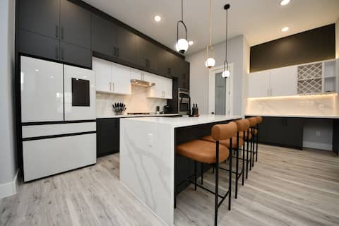 Top Airbnb: Modern, newly built luxury downtown home W/rooftop in Second Ward