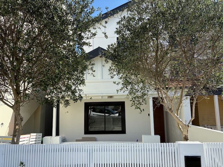 Modern 5br Clovelly Coastal Retreat + Big Backyard - Bondi Beach