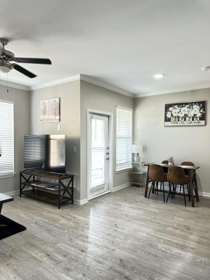 Chic Magnolia 1br Pool Gym Near Lake Conroe - The Woodlands, TX