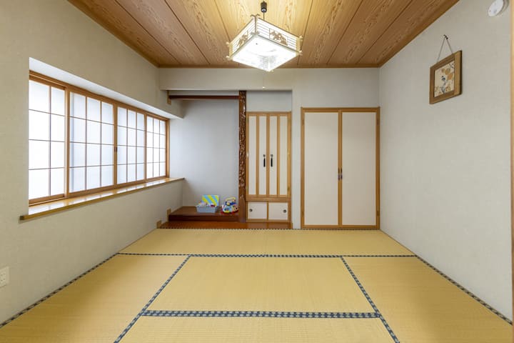 Soba u japanskom stilu praktičan je prostor koji se može koristiti kao spavaća soba, a futoni su raspoređeni prema broju gostiju.Možete se opustiti na tatami prostirkama, pa obitelji s malom djecom mogu bezbrižno koristiti smještaj.To je praktična soba uređena u japanskom stilu koja se može koristiti kao prostor za opuštanje tijekom dana i kao spavaća soba noću.