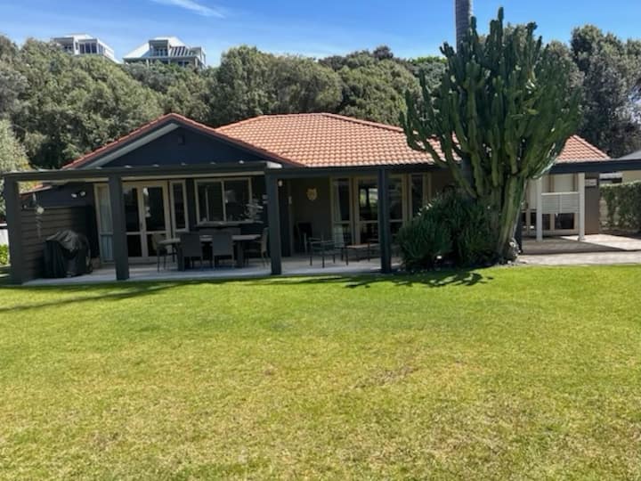 Family Friendly Beachhouse - Waihi Beach