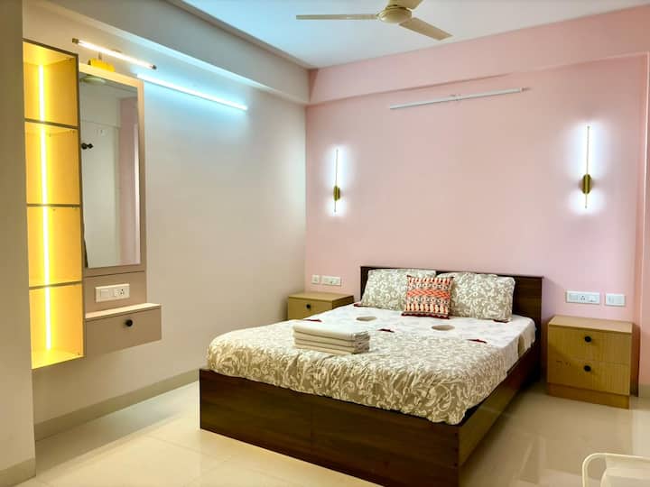 spavaća soba – odmor prije/poslije leta (bračni krevet, zavjese za zamračivanje).