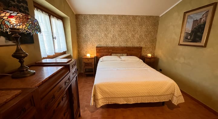 Cama doble, con sábanas de franela y una manta eléctrica en invierno y sábanas de algodón en verano
Cómoda para guardar ropa.
Televisor inteligente en la pared.
Ventana equipada con persianas para oscurecer, cortinas y mosquitero
Baño en las instalaciones