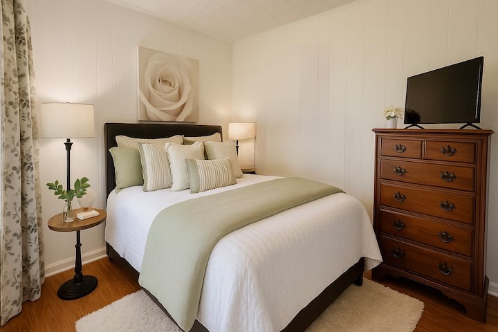 Спокојна спална соба со удобен брачен кревет (широк 150 – 179 см), мек неутрален декор и луксузна постелнина, дизајнирана за мирен сон со хотелски квалитет.