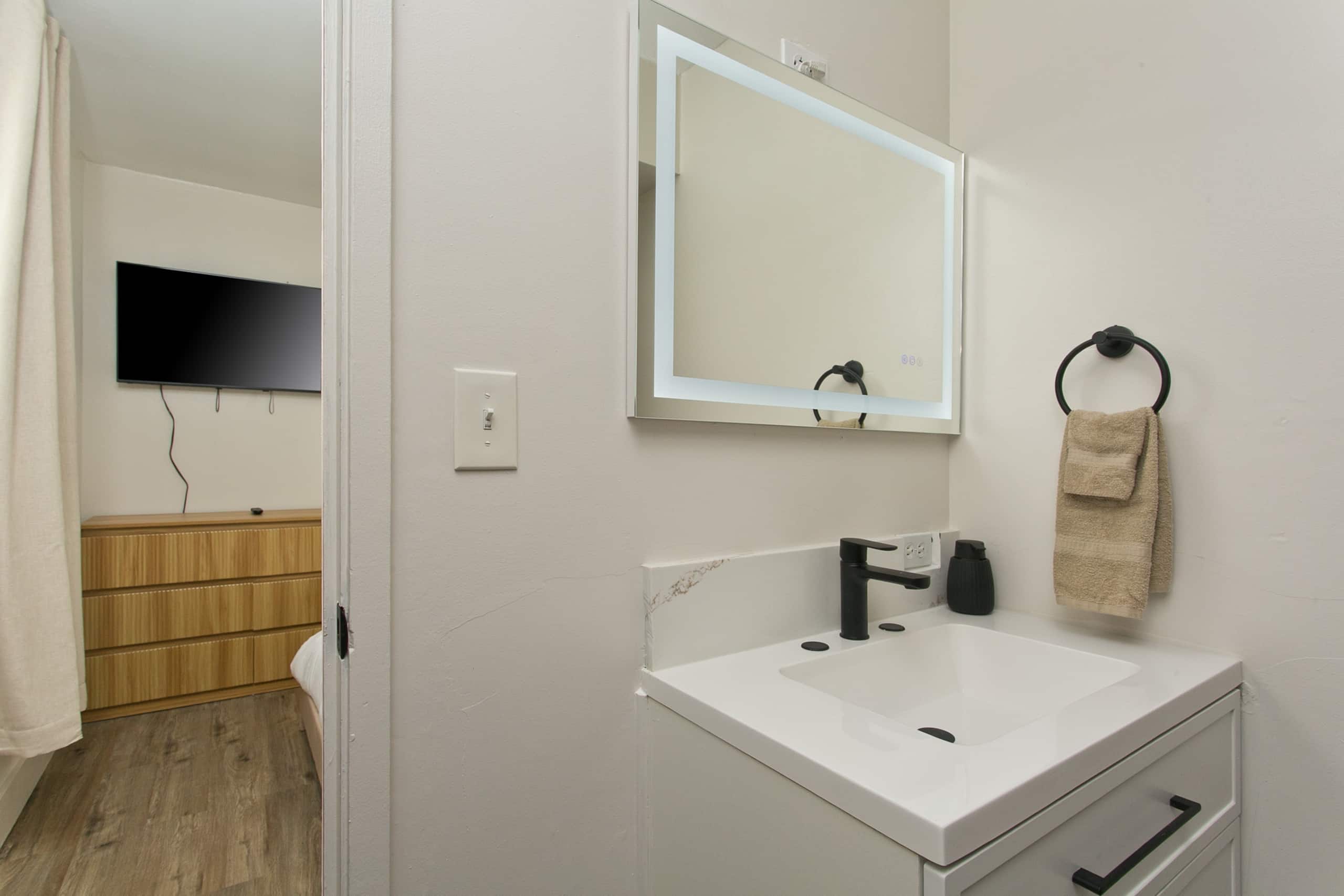 Home in Honolulu · ★4.91 · 2 bedrooms · 3 beds · 2 private baths - Image 14
