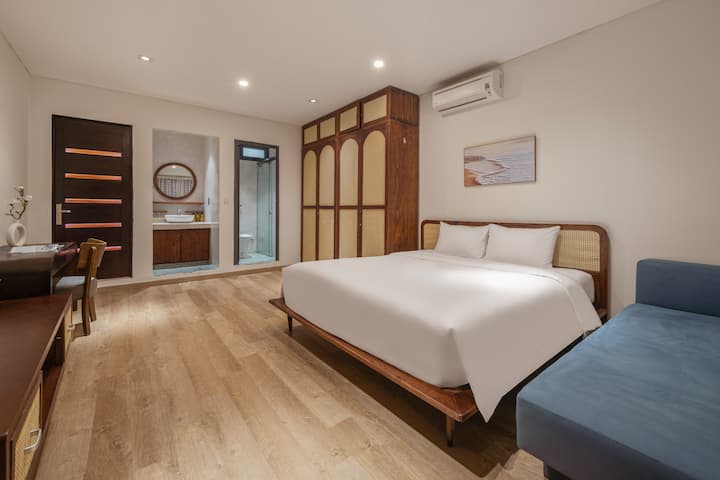 Manželská posteľ vás privíta príjemným komfortom v priestrannej izbe s hrejivým svetlom a rafinovanými detailmi. Je to súkromný raj vytvorený pre hlboký odpočinok, kde elegancia a pokoj formujú každý nádych.