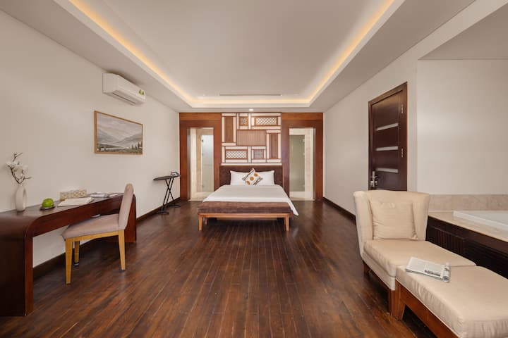 Jemné denné svetlo prekrýva manželskú posteľ a vytvára tiché útočisko, kde sa pohodlie stretáva s rafinovanou eleganciou. Jemná paleta a teplé textúry podporujú pomalé rána a pokojné noci formované pokojným výhľadom na záhradu.