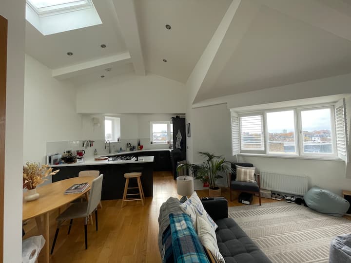 1000sq Ft Top Floor 2-bedroom West London Flat - London