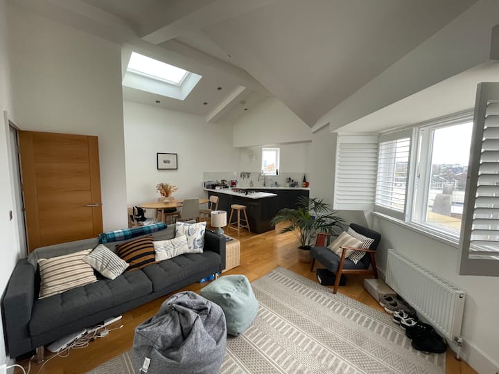 1000sq Ft Top Floor 2-bedroom West London Flat - London