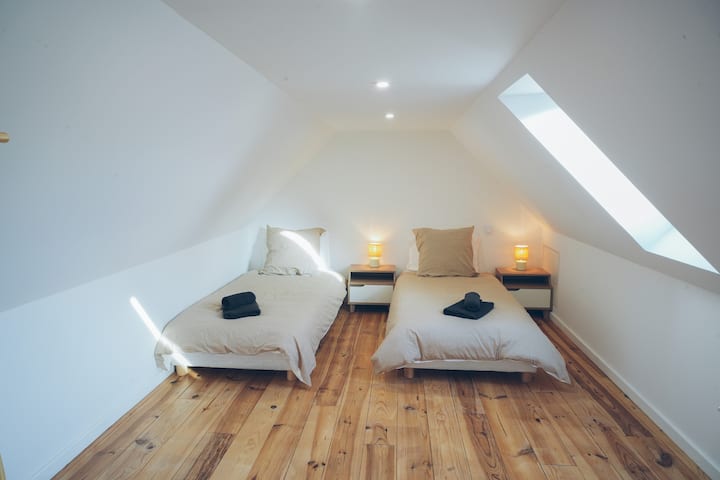 2 bedden 90 X 190, bedden opgemaakt bij aankomst, handdoeken beschikbaar 