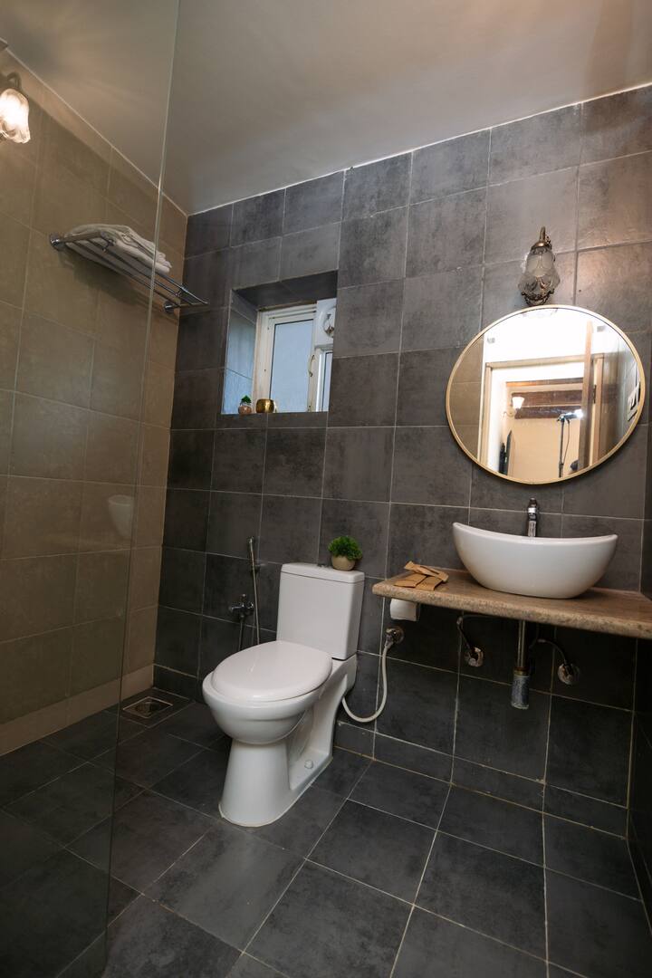 Full bathroom 2 image 1