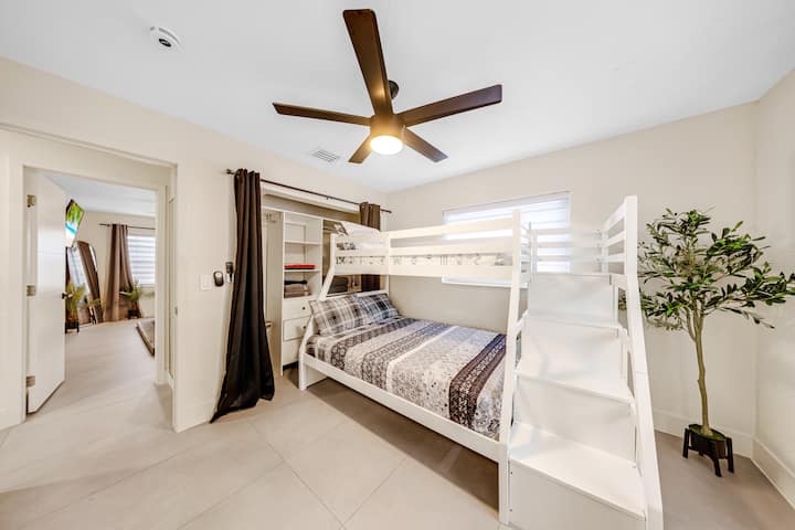 Perfecta para familias y grupos, la habitación con literas ofrece cómodas opciones para dormir y espacio adicional para todos.