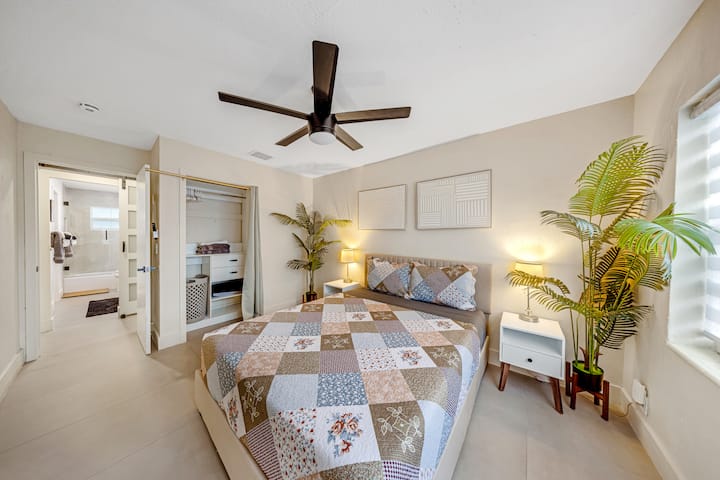 Relájate en este acogedor dormitorio con ropa de cama lujosa, decoración elegante y mucho espacio de almacenamiento para una estadía cómoda.