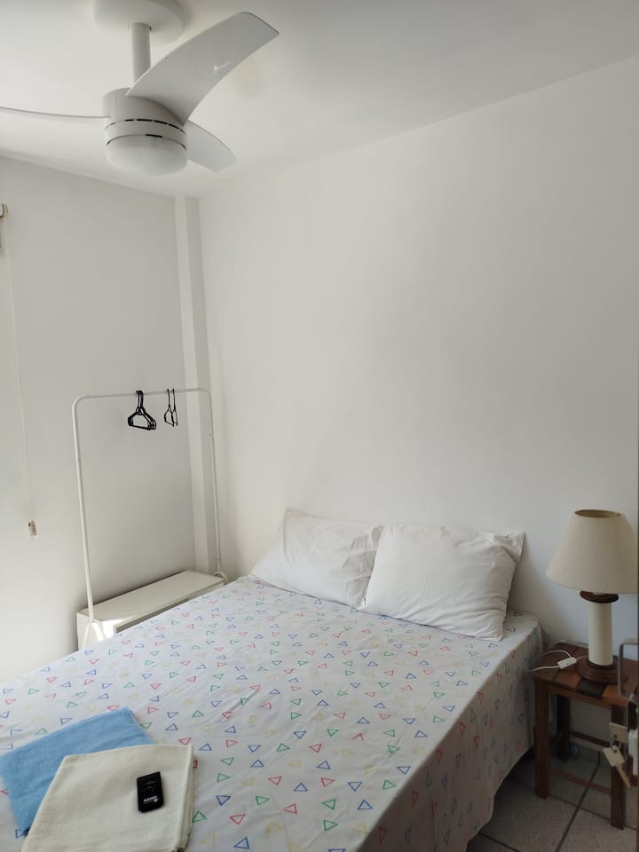 druhá spálňa so stropným ventilátorom.