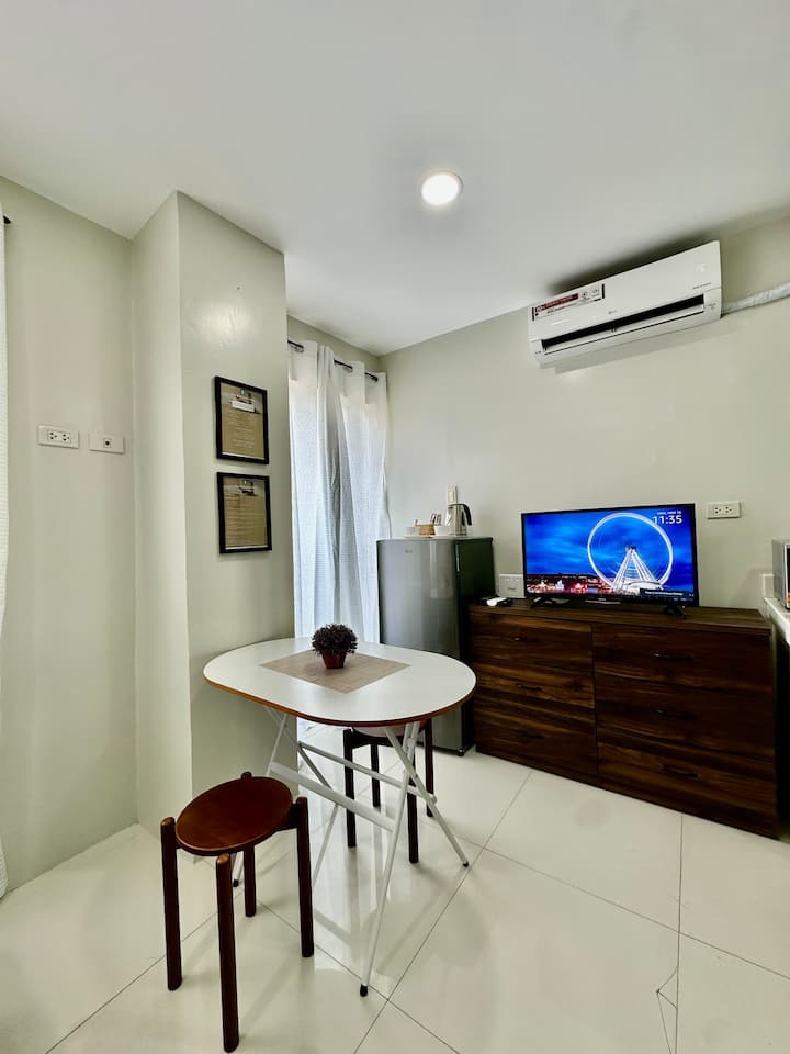 Paris-themed Studio With 300 Mbps Wifi - Bacolod