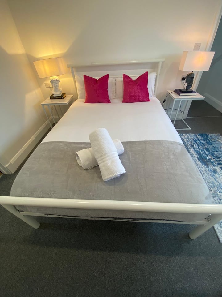 dormitorio 2 ubicado en la parte superior de las escaleras en el segundo piso. 
este dormitorio comparte un baño con ducha «en suite» con el dormitorio 3