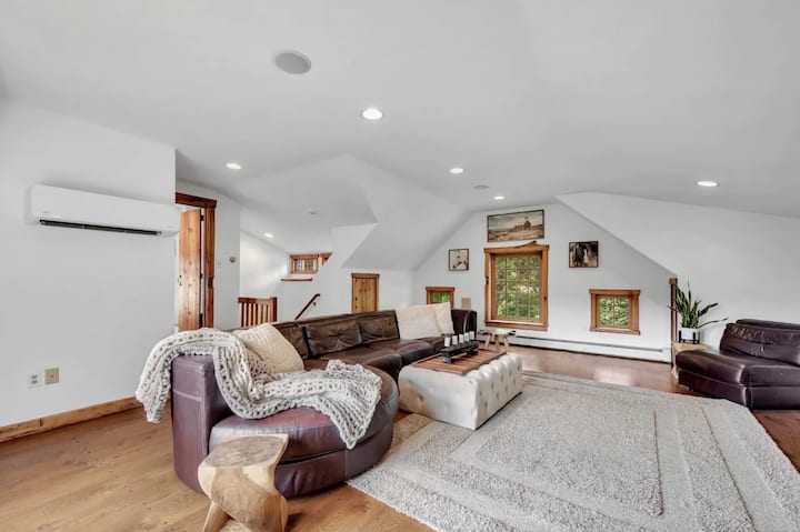 Farmhouse From 1800 Modernized To Feel Like Home! - Lake Zoar, CT