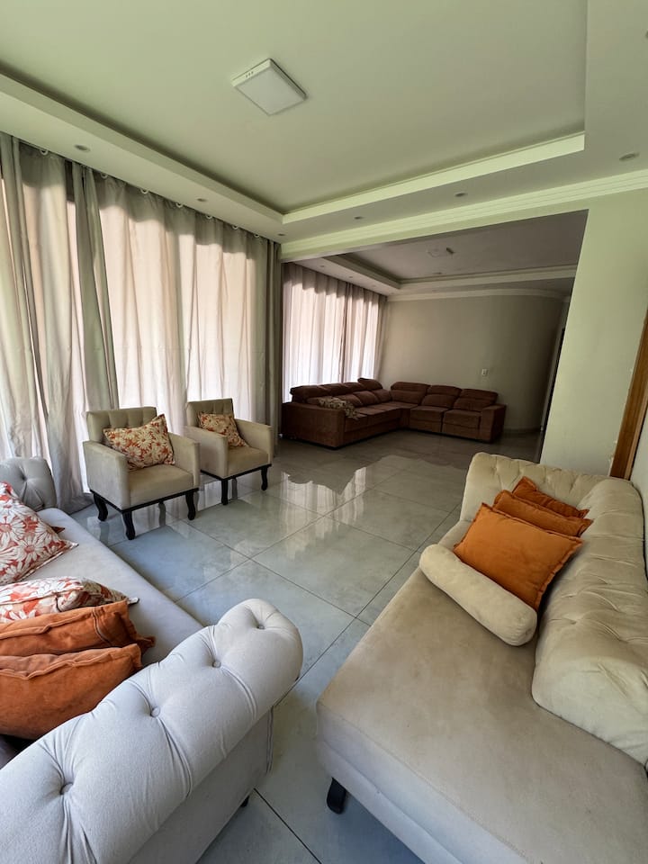 Casa Com áRea De Churrasco, Piscina E Quartos - ゴイアニア