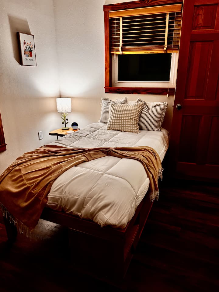 Оваа удобна спална соба има кревет за едно лице со скрин и паметен вентилатор на таванот со осветлување кое може да се контролира со далечински управувач или со помош на Alexa. Уредот за ехо-локација обезбедува и дополнителни можности!
