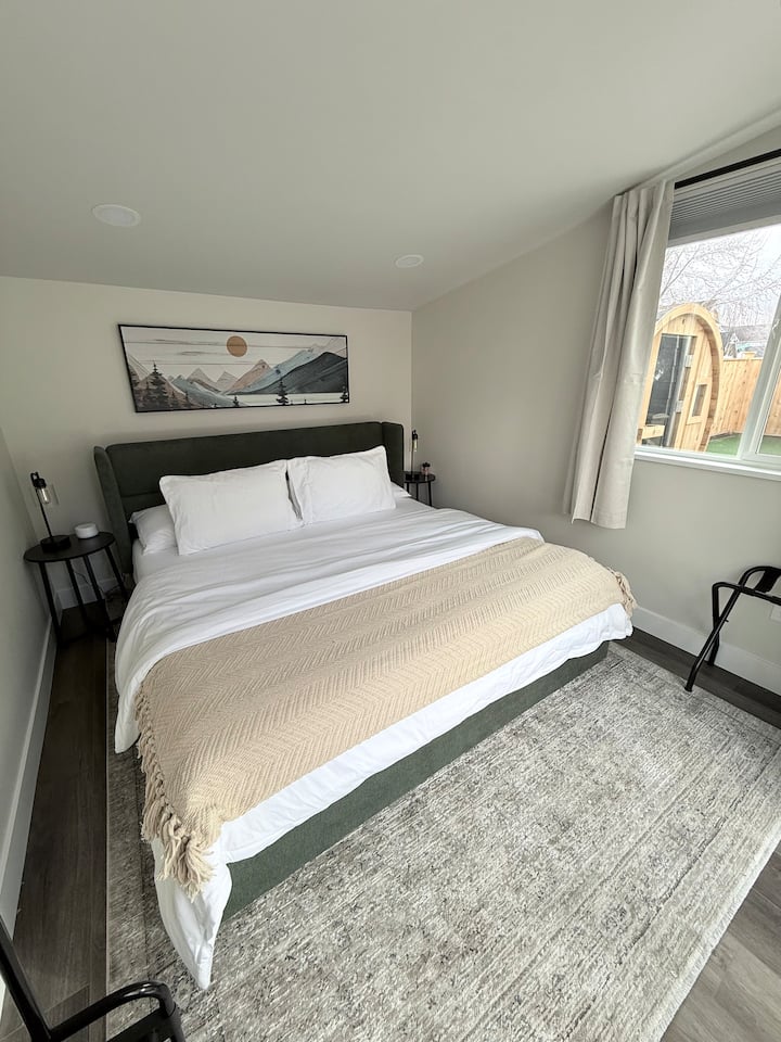 La 4e chambre est un lit king size dans une suite extérieure indépendante située dans le jardin. La suite dispose de la climatisation/du chauffage et n'a pas de salle de bain.