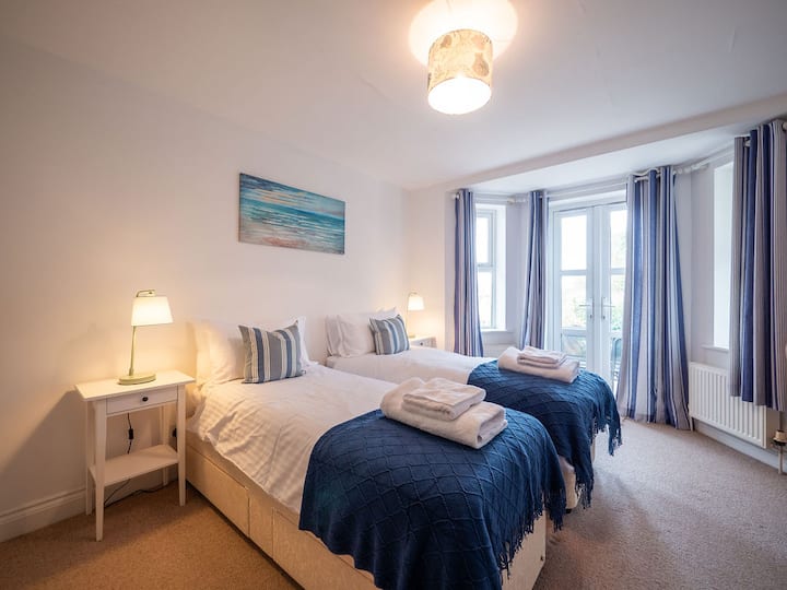 Twin bedded room with en-suite bathroom