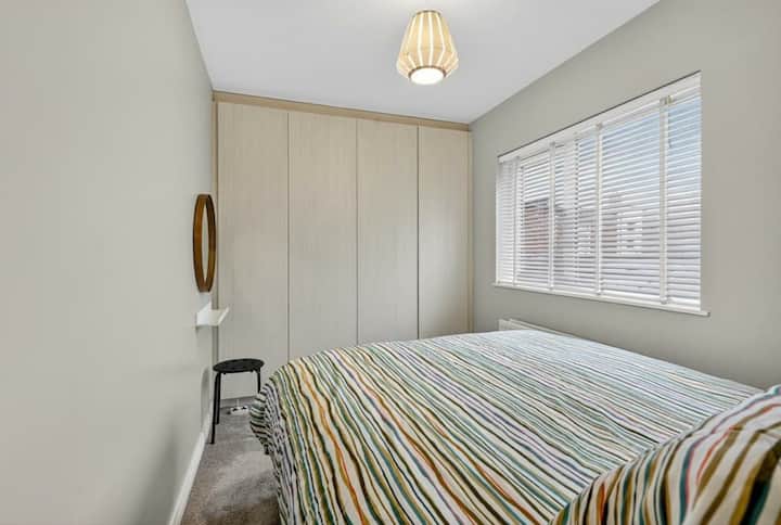 Chambre confortable avec placards intégrés et salle de bain avec douche attenante !