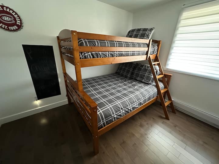 Ზემოთ მდებარე ოთახი, რომელიც იტევს მცირეწლოვან ბავშვებს ან უფროსებსაც კი!
Ორი ორადგილიანი საწოლი და ორი ერთადგილიანი საწოლი.