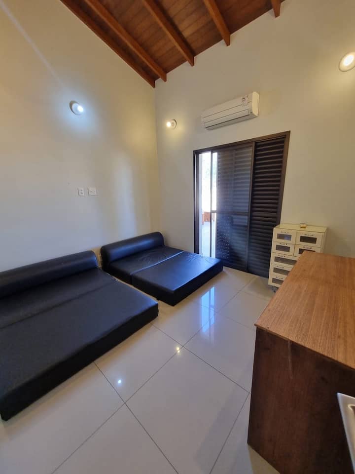 2 rozkladacie pohovky, spálňa s vlastnou kúpeľňou s vaňou 