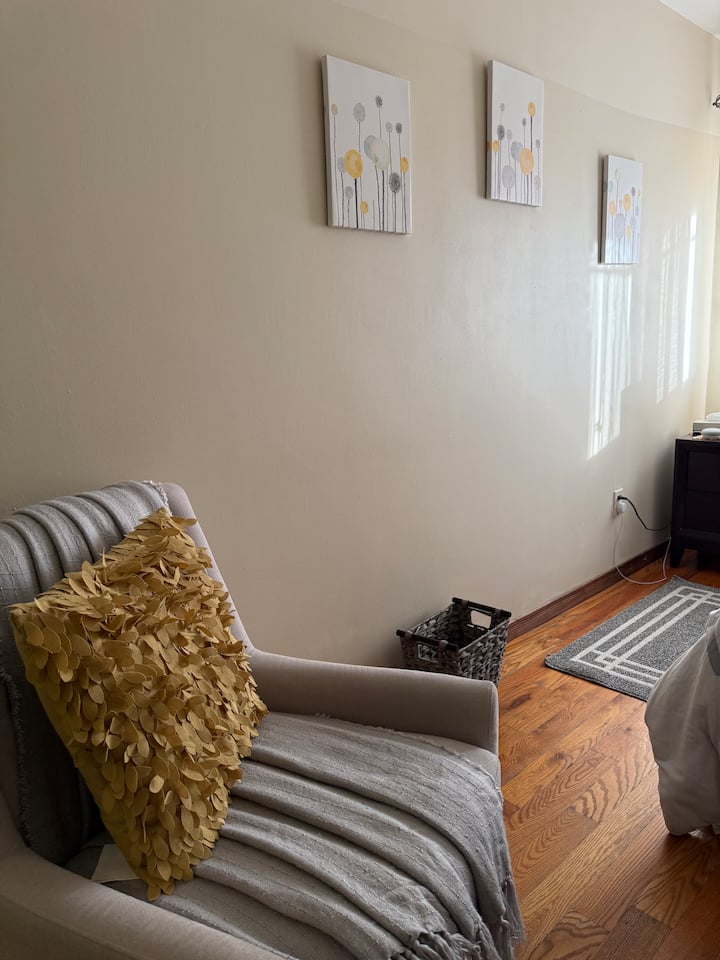 มุมอ่านหนังสือที่อบอุ่นพร้อมแสงไฟสบายตาและการตกแต่งที่อบอุ่น