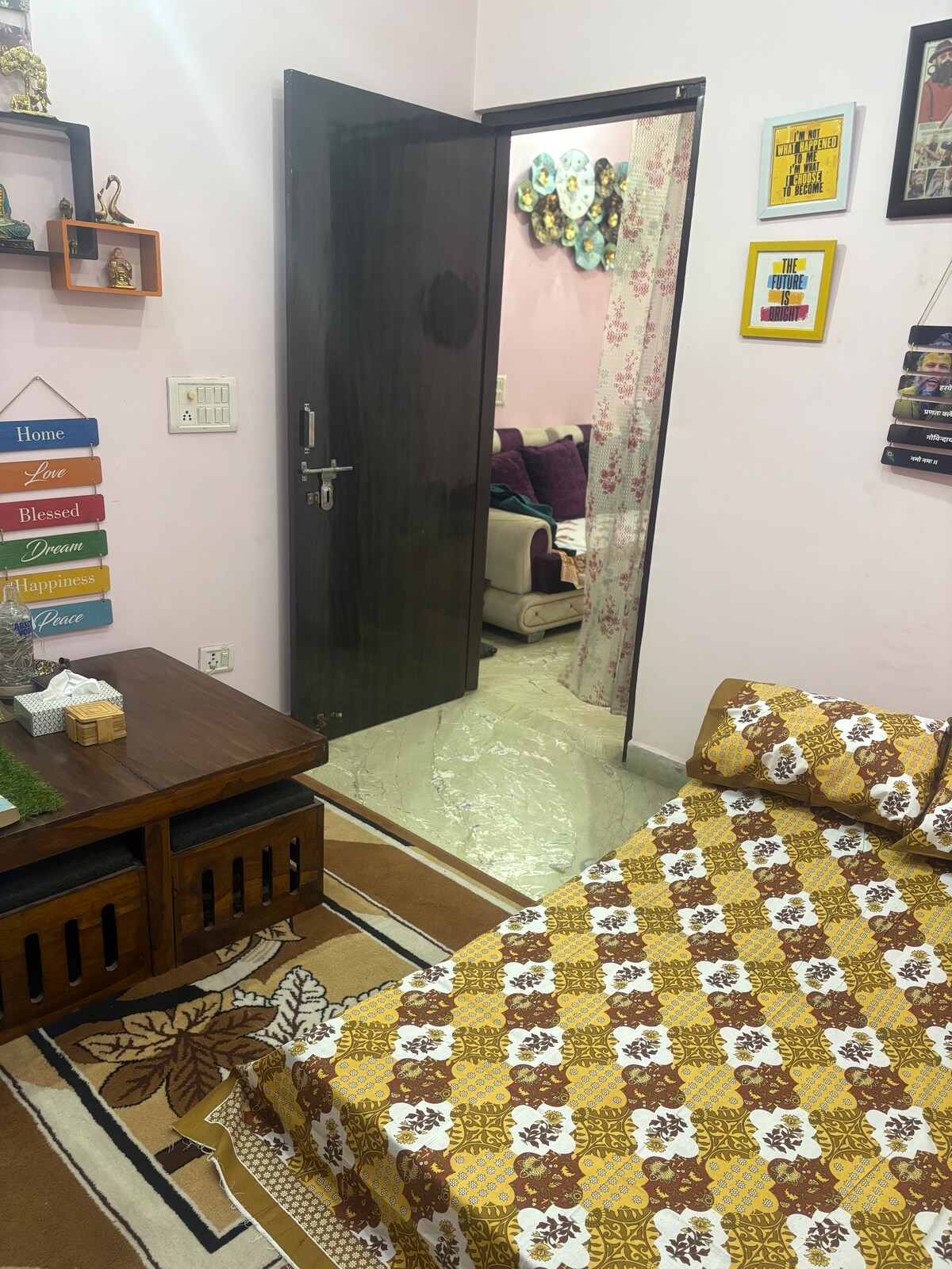 Udoban kauč na razvlačenje s radnim stolom, stolićem za kavu i stolom za blagovanje